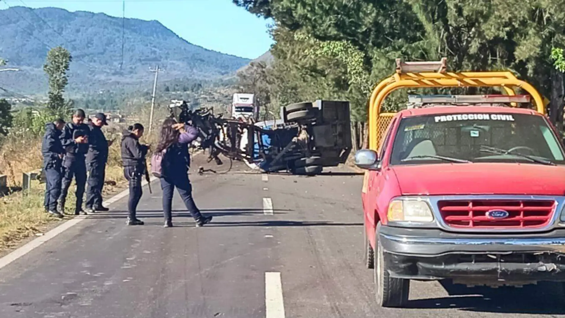 Volcadura de pipa en la Morelia - Pátzcuaro